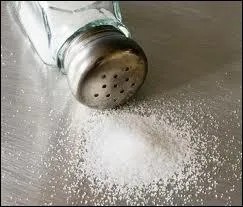 Renverser du sel sur la table...