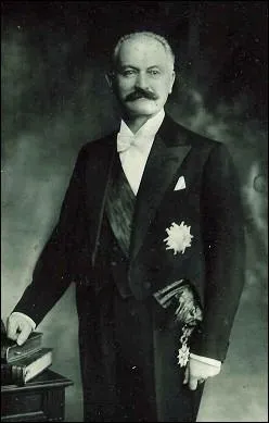 Son second mandat est suspendude factopar l'arrive au pouvoir du marchalPhilippe Ptain.