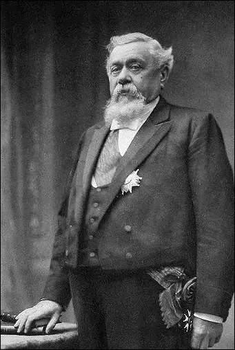 Opposant  lapeine de mort, il gracie systmatiquement les condamns  mort pendant les premiers temps de son mandat.