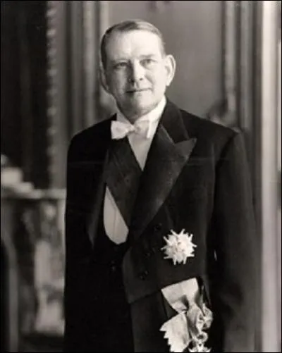 Il fait appel augnral de Gaullepour rsoudre lacrise de mai 1958 qui lui piquera la place 4 ans plus tard ...