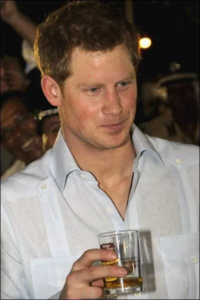 Dguis en nazi en 2005, jouant nu au billard  Las Vegas en charmante compagnie, on pourrait dire de lui : ... . . , un ami qui vous veut du bien !