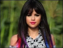 Dans lequel de ses clips, Selena Gomez a-t-elle des mches bleues, rouges, roses, violettes... ?