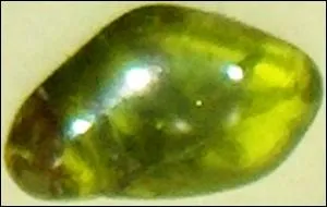 Quelle est cette gemme de fosterite appele aussi  Chrysolite des volcans  ou Olivine, dont la couleur est toujours verte, et dont le principal gisement est en Arizona ?