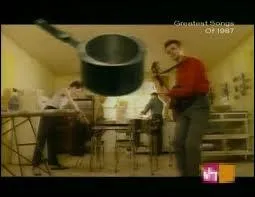 Quel groupe interprte le slow  Don't Dream It's Over  en 1986 ?