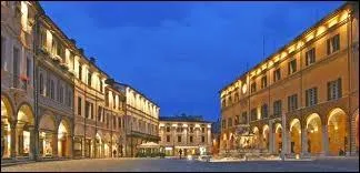 L'image reprsente la Piazza Del Popolo appartenant  cette localit proche de la Mer Adriatique. Quelle est cette ville ?