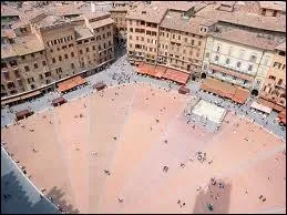 Dans quelle ville se trouve la Piazza Del Campo, vue du ciel ?