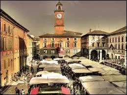 La Piazza Grande se trouve dans cette ville. Quel nom porte cette capitale de rgion ?
