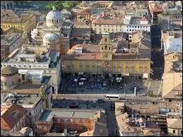 L'image reprsente la Piazza Garibaldi. Quelle est cette ville riche en patrimoine gastronomique ?