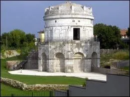 Classe au Patrimoine Mondial de l'Unesco, cette localit italienne abrite des monuments de style byzantin dont ce Mausole. Quel nom porte cette ville ?