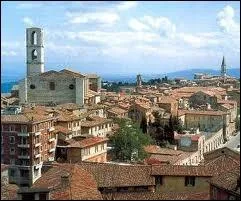 La photographie reprsente un panorama de cette capitale de la rgion de l'Ombrie. Quel est le nom de cette localit ?