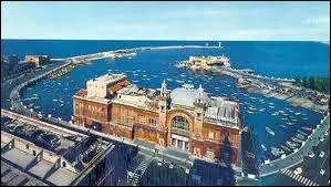 Voici la vue arienne de ce port de la rgion des Pouilles. Quel est son nom ?