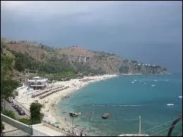 Quelle ville littorale de Calabre est situe  proximit de cette plage ?