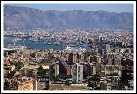 Cette photographie correspond  la capitale de la Sicile. Quelle est donc cette ville ?