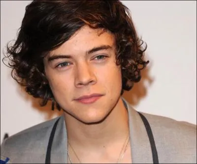 Comment s'appelle la personne qui est sur la photo ?