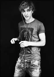 Il a chant dans __ chorales.