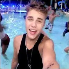 Qui a chant avec Justin pour la chanson   Beauty And A Beat   ?