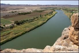 Quel fleuve qui sert de frontière naturelle avec la Namibie est le plus long cours d'eau du pays ?