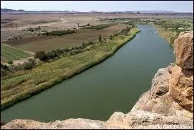 Quel fleuve qui sert de frontire naturelle avec la Namibie est le plus long cours d'eau du pays ?