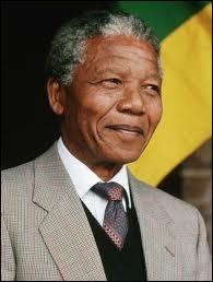 Combien d'années Nelson Mandela a-t-il passé en prison avant d'être libéré en 1990 ?
