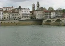 Nous partons  prsent  Mcon, prfecture du dpartement de la Sane-et-Loire. Ses habitants sont les ...