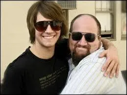 En compagnie de quelle clbrit, James figure-t-il sur cette photo ?