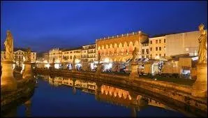 La photographie reprsente une fraction du canal du Prato della Valle. De quelle localit de Vntie s'agit-il ?
