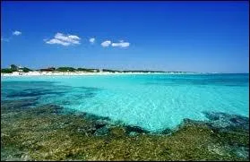 Quelle ville se situe  proximit de la Pninsule de Salento dans la rgion des Pouilles ?