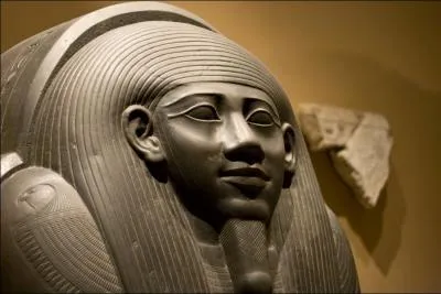 Avec près de 9 millions de visiteurs, le Louvre arrive en tête du classement des musées les plus fréquentés. Quel est le troisième musée ayant reçu le plus de visiteurs en 2011 ?