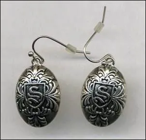 Offertes par un magnifique vampire, ces boucles d'oreilles sont à :