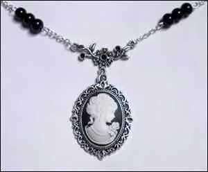 Assorti aux boucles d'oreilles vues précédemment (Q11), j'appartiens à :