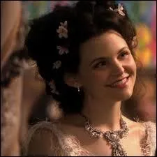 Lorsque Blanche-Neige tente de sauver sa fille de la mchante Reine, elle glisse dans le couffin un objet personnel, que Mary-Margaret a conserv avec elle. De quoi s'agit-il ?