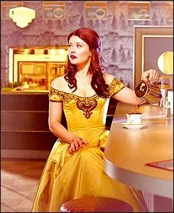 Quel est ce personnage de conte de fe, qui va brcher une tasse suite  une mauvaise plaisanterie de Rumpelstiltskin, cet objet devenant culte pour ce dernier ?