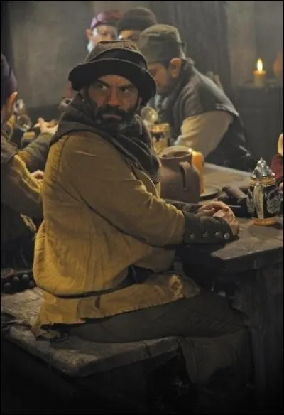 A storybrooke, Leroy est gardien et homme  tout faire. Dans les contes, il est le nain Grincheux. Mais Grincheux n'est que le prnom qu'il recevra aprs avoir vcu une aventure. A sa naissance...