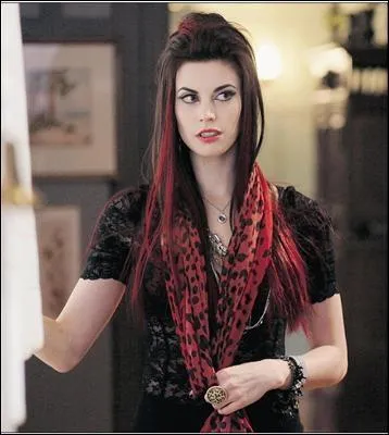 Ruby travaille aussi  Storybrooke, au caf-restaurant qui appartient  sa grand-mre. Dans le monde des contes de fe, Ruby est aussi... ?