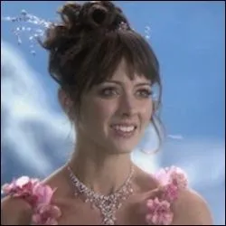 Voici une fe rose, Nova, qui est la gardienne de la poudre de fe, laquelle est fabrique  partir des diamants de la mine des nains. Quel est son principal trait de caractre ?