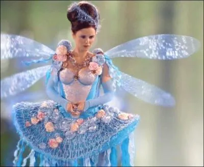 La fe Bleue est la suprieure hirarchique de la fe Rose. A Storybrooke, elle est prsente aussi, c'est...