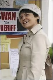 Emma va loger chez Mary-Margaret Blanchard. Mary-Margaret est institutrice, et particulirement douce et gentille. Mais elle est aussi, sans le savoir... ?