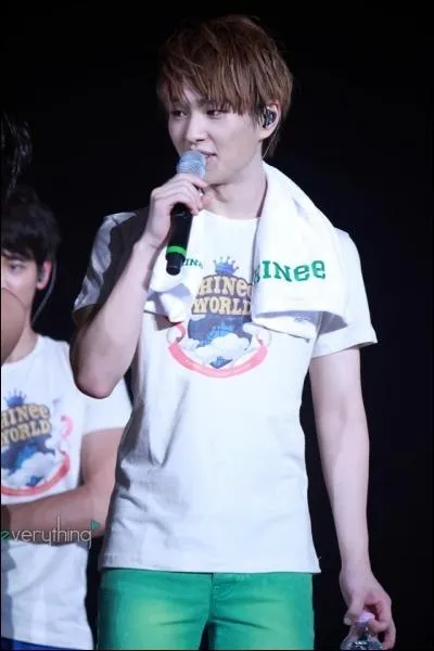 Avec qui Onew chante-t-il  The Name I Loved  ?