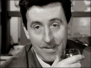 Il fallait discuter tranquillement. Au fond, maintenant les diplomates prendraient plutt le pas sur les hommes d'action. L'poque serait aux tables rondes et  la dtente.