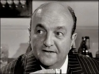 Dtente tu parles ! En pleine paix il chante et puis PAF, un bourre-pif ! Mais moi les dingues je les soigne. Moi, quand on m'en fait trop j'correctionne plus : j'dynamite, j'disperse, j'ventile.