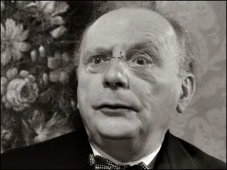 M. Fernand mne les choses rondement. Ce n'est pas pour me dplaire, j'aime l'action, l'initiative; quand j'tais jeune, je jouais au hockey sur gazon.