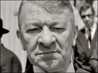 M. Fernand, quand je lui ai dit Your room is ready sir j'ai bien vu qu'il entravait que dalle.