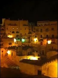 Voici la vue nocturne d'une ville clbre pour ses habitats troglodytiques ?