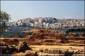 Quelle ville antique de Sicile est reprsente en arrire-plan de cette Valle des Temples ?