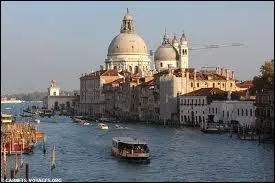 La photographie correspond  cette ville lacustre. Quel est son nom ?