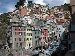 Cette ville est rpute pour son marbre. Quelle est cette localit ?