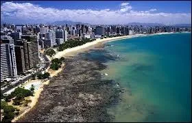 Fortaleza est situe sur la cte atlantique. Quel est son pays ?