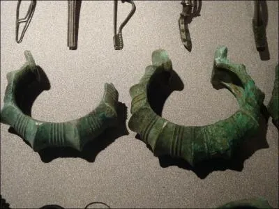 Les bronziers se mettent au travail. Les outils changent. En Iran, Bulgarie, Espagne, les agriculteurs extraient du minerai en quantits importantes.  quelle priode se situe l'ge des mtaux ?