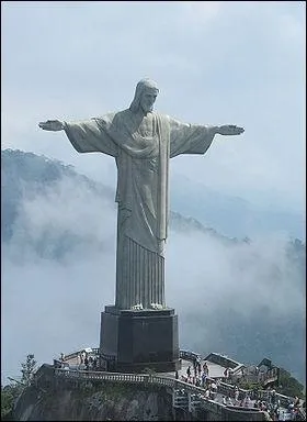 La statue du Christ rdempteur domine Rio de Janeiro. Sur quel sommet est-elle rige ?
