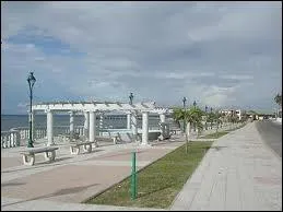 A prsent, notre promenade nous mne  Bata sur la cte Atlantique. Donnez son pays ?